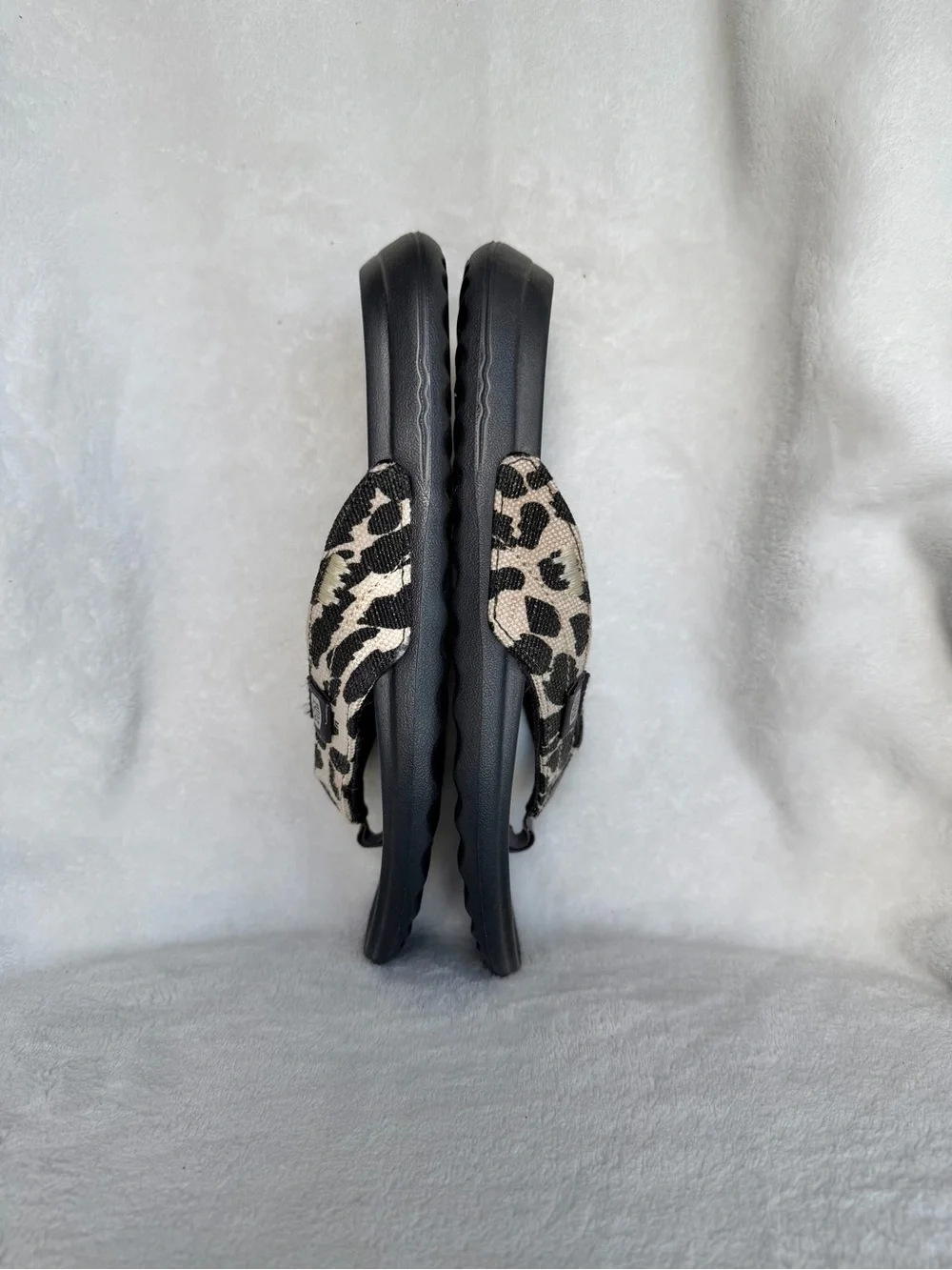 Hey Dude Women’s Black Footbed Leopard-Print Thong Sandals Size 6